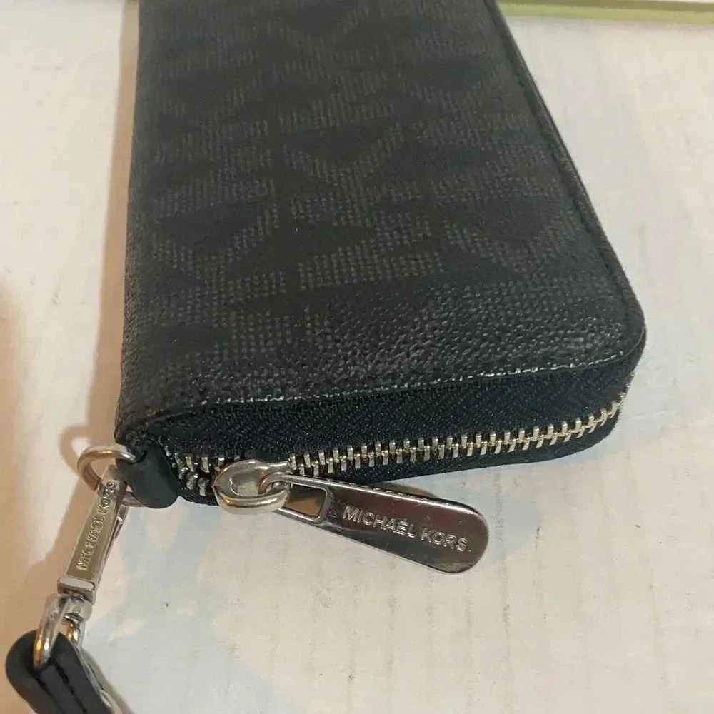 Michael Kors MK signature print canvas wristlet - Picture 10 of 12